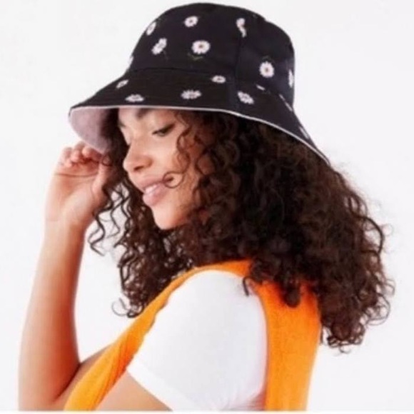 New Alice + Olivia X Fabfitfun reversible Bucket hat black/white daisy - Picture 4 of 15